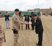 Goro provincijos atkūrimo grupės stovykloje nuleistos misiją baigiančių Japonijos ir Europos Sąjungos vėliavos