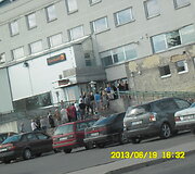 Eilė prie &bdquo;Swedbank&ldquo; bankomato