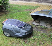 Baigęs darbą "Automower" grižta namo.