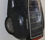 Žiemą robotas praleidžia kabodamas ant garažo sienos.