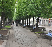 Ankstų rytą Kauno Laisvės alėjoje nusidriekė 2 tūkst. pakabų su plakatais, raginančiais &bdquo;padžiauti uniformas&ldquo; ir gegužės 21 d. apsilankyti renginyje &bdquo;Nuotykių diena su KTU&ldquo;. 