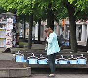 Ankstų rytą Kauno Laisvės alėjoje nusidriekė 2 tūkst. pakabų su plakatais, raginančiais &bdquo;padžiauti uniformas&ldquo; ir gegužės 21 d. apsilankyti renginyje &bdquo;Nuotykių diena su KTU&ldquo;. 