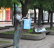 Ankstų rytą Kauno Laisvės alėjoje nusidriekė 2 tūkst. pakabų su plakatais, raginančiais &bdquo;padžiauti uniformas&ldquo; ir gegužės 21 d. apsilankyti renginyje &bdquo;Nuotykių diena su KTU&ldquo;. 