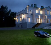 Robotas dirba dieną ir naktį. &bdquo;Husqvarna&ldquo; nuotr.