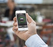 Robotas SMS žinutėmis bendrauja su &scaron;eimininku. &bdquo;Husqvarna&ldquo; nuotr.