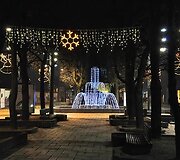 Kalėdi&scaron;kai pasipuo&scaron;usiame Kaune &ndash; angelai, debesys ir &scaron;viečiantys fontanai