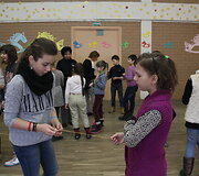 Svaras kartu su ,,Sietuvos&ldquo; progimnazijos moksleiviais pynė trispalves draugystės apyrankes