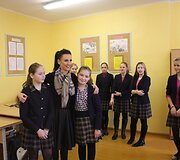 Katažina Zvonkuvienė trispalves draugystės apyrankes su moksleiviais pynė gimtojoje Medininkų mokykloje