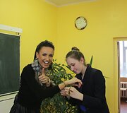 Katažina Zvonkuvienė trispalves draugystės apyrankes su moksleiviais pynė gimtojoje Medininkų mokykloje