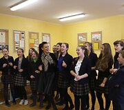 Katažina Zvonkuvienė trispalves draugystės apyrankes su moksleiviais pynė gimtojoje Medininkų mokykloje