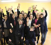 Katažina Zvonkuvienė trispalves draugystės apyrankes su moksleiviais pynė gimtojoje Medininkų mokykloje