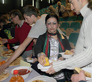 Anyk&scaron;čių kra&scaron;to gyventojams pabėgėliai pristatė savo &scaron;alių patiekalus, tradicijas, supažindino su savo tautiniais drabužiais.