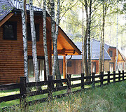 &bdquo;Meguva Resort&ldquo; vie&scaron;bučio komplekso koncepcija paremta visapusi&scaron;ko komforto, autenti&scaron;kų etnografinių motyvų, vientisos architektūrinės stilistikos ir natūralios gamtos teikiamų privalumų darna.