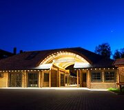 &bdquo;Meguva Resort&ldquo; vie&scaron;bučio komplekso koncepcija paremta visapusi&scaron;ko komforto, autenti&scaron;kų etnografinių motyvų, vientisos architektūrinės stilistikos ir natūralios gamtos teikiamų privalumų darna.