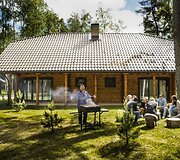 &bdquo;Meguva Resort&ldquo; vie&scaron;bučio komplekso koncepcija paremta visapusi&scaron;ko komforto, autenti&scaron;kų etnografinių motyvų, vientisos architektūrinės stilistikos ir natūralios gamtos teikiamų privalumų darna.