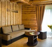 &bdquo;Meguva Resort&ldquo; vie&scaron;bučio komplekso koncepcija paremta visapusi&scaron;ko komforto, autenti&scaron;kų etnografinių motyvų, vientisos architektūrinės stilistikos ir natūralios gamtos teikiamų privalumų darna.
