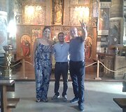 Inga ir Arūnas Valinskai Sardinijoje su kunigu
