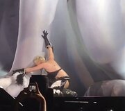 Miley Cyrus prie Floydo skulptūros