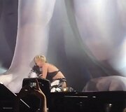 Miley Cyrus prie Floydo skulptūros