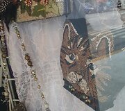 Parduotuvės vitrina su originaliomis rankinėmis