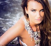 Dalia Vitkutė pozuoja su savo kūrybos papuo&scaron;alais
