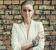 Dalia Vitkutė pozuoja su savo kūrybos papuo&scaron;alais