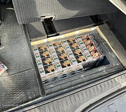 Policijos pareigūnai automobilyje aptiko kontrabandinių cigarečių slėptuvę