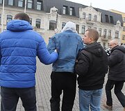 Į teismą vedami sulaikyti jaunuoliai