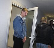 Į teismą vedami sulaikyti jaunuoliai