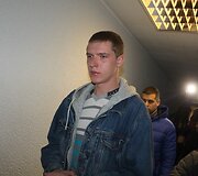 Į teismą vedami sulaikyti jaunuoliai