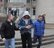 Į teismą vedami sulaikyti jaunuoliai
