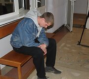 Į teismą vedami sulaikyti jaunuoliai