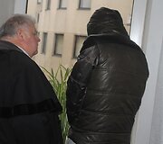 Į teismą vedami sulaikyti jaunuoliai