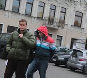 Į teismą vedami sulaikyti jaunuoliai