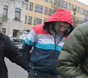Į teismą vedami sulaikyti jaunuoliai
