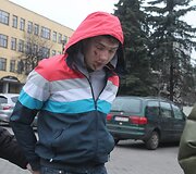 Į teismą vedami sulaikyti jaunuoliai