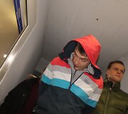 Į teismą vedami sulaikyti jaunuoliai