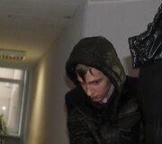 Į teismą vedami sulaikyti jaunuoliai