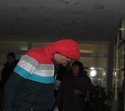 Į teismą vedami sulaikyti jaunuoliai