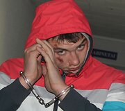 Į teismą vedami sulaikyti jaunuoliai