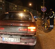 Automobilis partrenkė dviratininkę