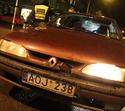 Automobilis partrenkė dviratininkę