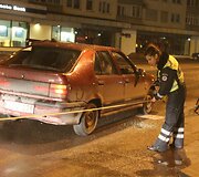 Automobilis partrenkė dviratininkę