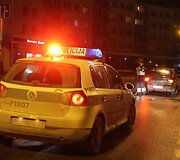 Automobilis partrenkė dviratininkę
