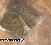 Klaipėdos teisėsaugininkai su įkalčiais sulaikė jaunuolį įtariamą platinusį narkotines medžiagas