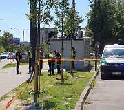 Vilniuje automobilis rėžėsi į autobusų stotelę su žmonėmis: viena mergina žuvo