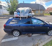 &Scaron;iuk&scaron;lių konteineriu virtęs automobilis