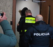 Į teismą atvestas ginkluotu užpuolimu įtariamas penkiolikmetis