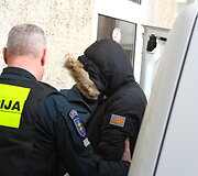 Į teismą atvestas ginkluotu užpuolimu įtariamas penkiolikmetis