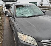 Ledo luitas pramu&scaron;ė automobilio stiklą